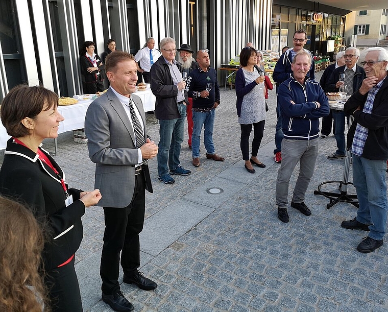 <em>Treffen mit der Bevölkerung:</em> Botschafterin Andrea Rauber Saxer und Gemeindepräsident Ueli Haller bei «Meet the Ambassadors» auf dem Dorfplatz Meisterschwanden. Foto: Fritz Thut