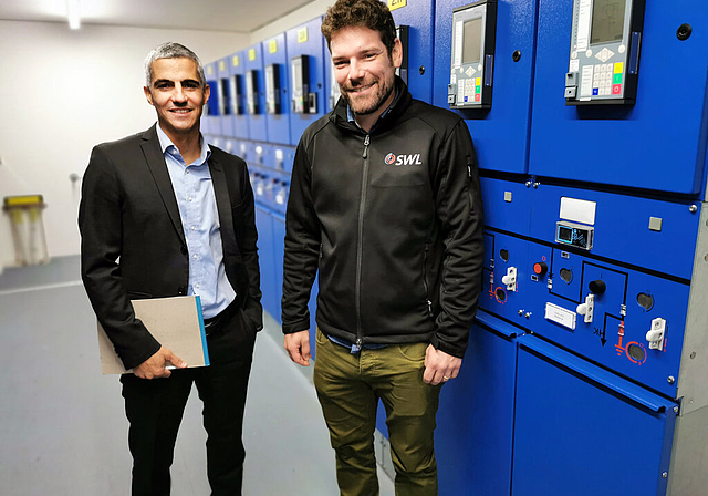 Zufrieden mit dem neuen «Baby»: Blick in die neue Trafostation Lenzhard mit den Verantwortlichen der SWL Energie AG, Gian von Planta (Leiter Anlagen und Netze ) und Sandro Marquardt (Leiter Elektrizität). Foto: Fritz Thut
