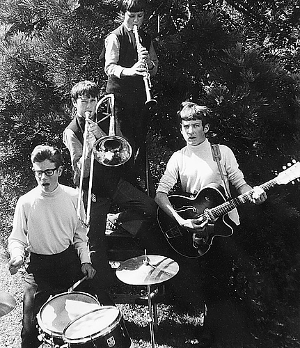 Die jungen Brothers im Garten des Wettinger Elternhauses.Foto: zvg