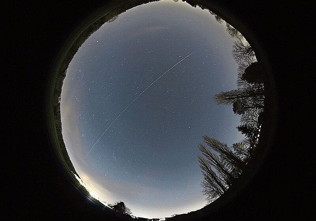 Die Raumstation ISS hinterlässt helle Leuchtspur am Himmel: Gesamthimmelsaufnahme über Hallwil in einer Langzeitbelichtung von 3,5 Minuten mit einem Fischaugenobjektiv; der Kreis am Bildrand entspricht dem Horizont. Foto: Andreas Walker