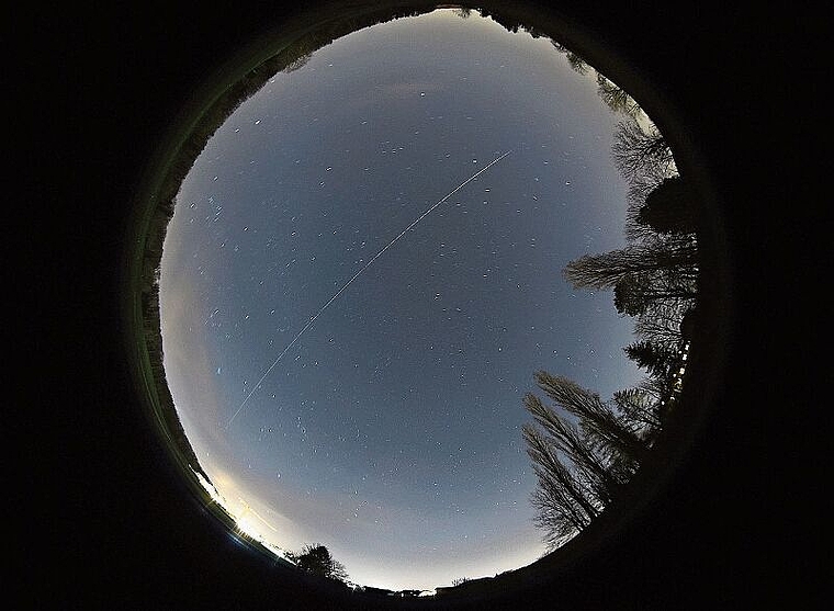 Die Raumstation ISS hinterlässt helle Leuchtspur am Himmel: Gesamthimmelsaufnahme über Hallwil in einer Langzeitbelichtung von 3,5 Minuten mit einem Fischaugenobjektiv; der Kreis am Bildrand entspricht dem Horizont. Foto: Andreas Walker