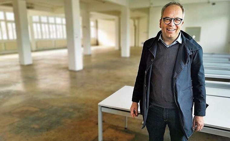 Soll Heimat für Unternehmer, Kreative und andere aktive Menschen werden: Initiant Rafael Enzler im geplanten Coworking-Space Gloria. Foto: Fritz Thut