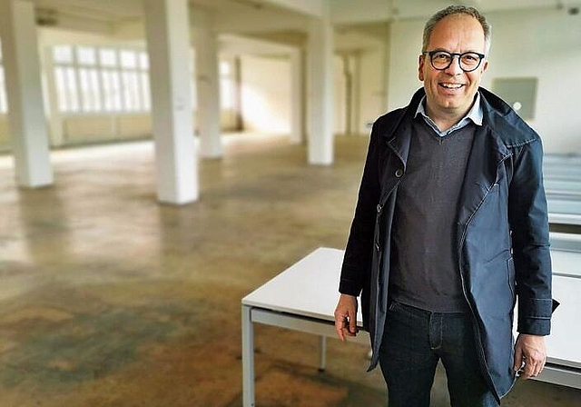 Soll Heimat für Unternehmer, Kreative und andere aktive Menschen werden: Initiant Rafael Enzler im geplanten Coworking-Space Gloria. Foto: Fritz Thut