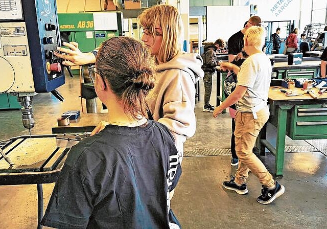 Gleich selbst Hand anlegen: Die Werkstatt der Metaltec Aargau bot am «Tag der Berufe» an der Berufsschule Lenzburg Einblick in die Berufe Metallbauer und Metallkonstrukteur. Foto: Fritz Thut
