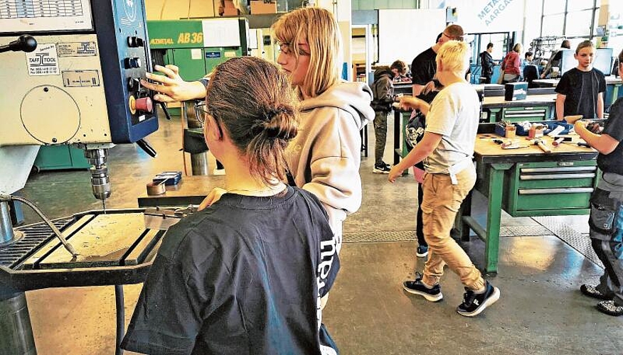 Gleich selbst Hand anlegen: Die Werkstatt der Metaltec Aargau bot am «Tag der Berufe» an der Berufsschule Lenzburg Einblick in die Berufe Metallbauer und Metallkonstrukteur. Foto: Fritz Thut
