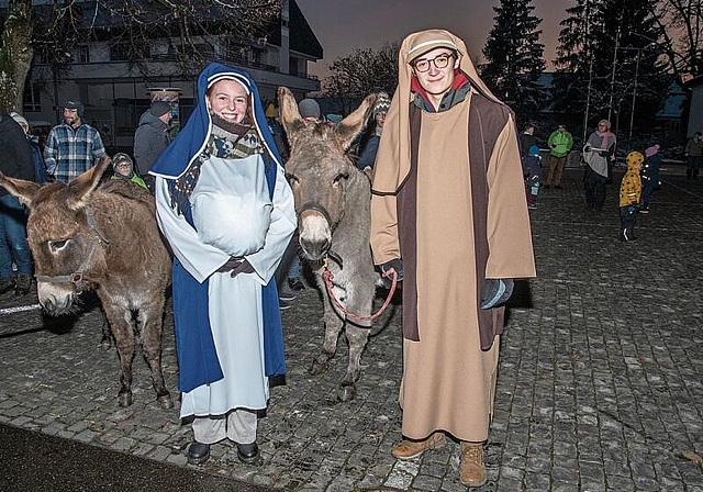 Suche nach einer Herberge: Maria und Josef wanderten durchs Dorf. Foto: Peter Winkelmann