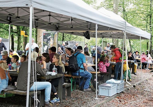 Der guten Stimmung tat das garstige Wetter keinen Abbruch: Das Lenzburger Waldfest begeisterte Gross und Klein. Foto: Romi Schmid