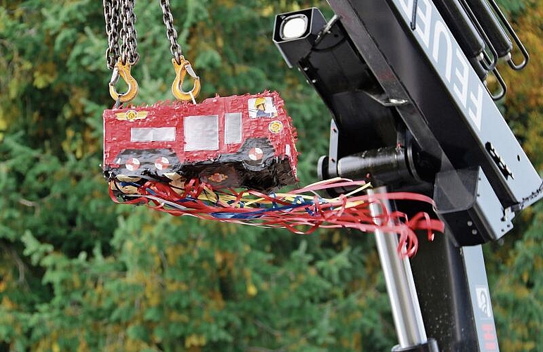 Heiss begehrt: Die Feuerwehr-Pinata begeisterte die kleinen Zuschauer.Foto: Romi Schmid