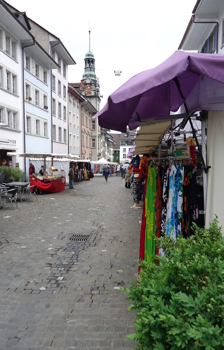 Soll mit der Verlegung der Vergangenheit angehören: Nahezu leere Rathausgasse während des Lenzburger Maimarkts. Foto: Archiv Fritz Thut