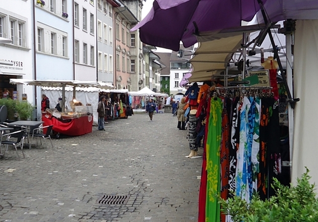 Soll mit der Verlegung der Vergangenheit angehören: Nahezu leere Rathausgasse während des Lenzburger Maimarkts. Foto: Archiv Fritz Thut