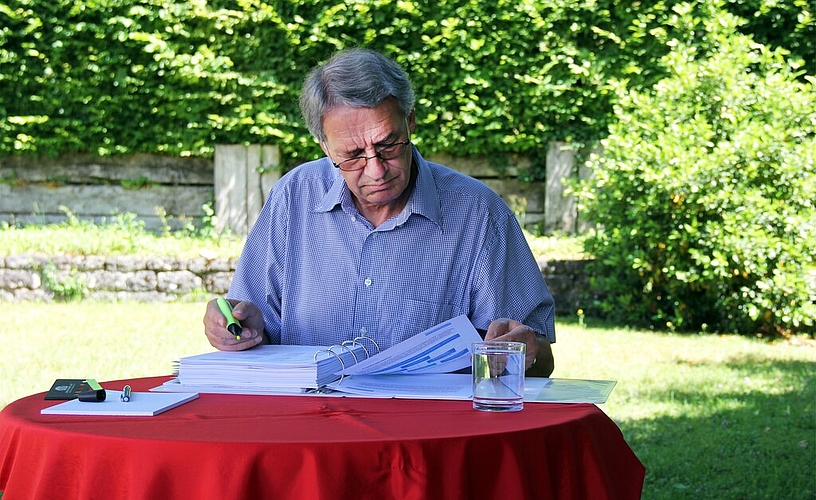 Schattiger Arbeitsort: Stadtrat Martin Steinmann studiert intensiv den dicken Ordner von «Wasser2035».
