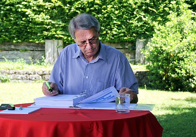 Schattiger Arbeitsort: Stadtrat Martin Steinmann studiert intensiv den dicken Ordner von «Wasser2035».
