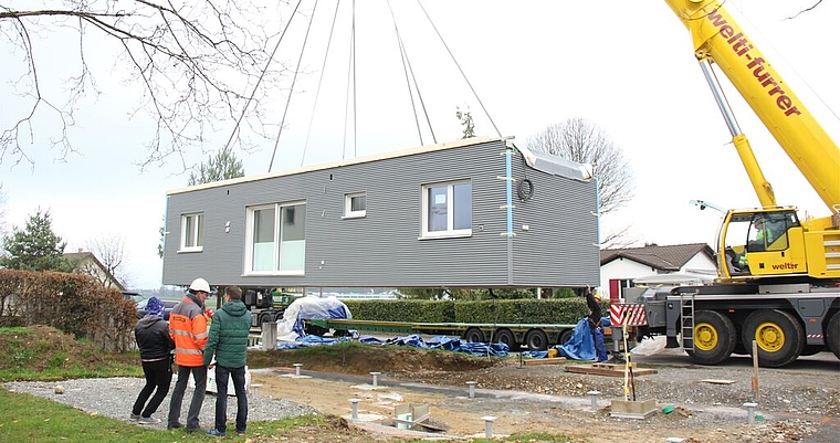 Punktlandung in Hunzenschwil: Das Fertighaus wiegt 23 Tonnen. Foto: AG