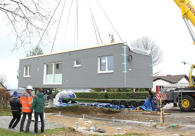 Punktlandung in Hunzenschwil: Das Fertighaus wiegt 23 Tonnen. Foto: AG