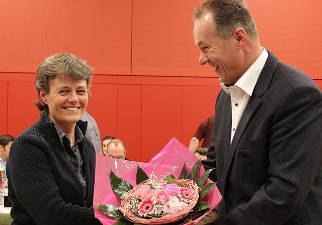 Strahlende Präsidentin: Brigitte Vogel erhält von Fraktionschef Michael Häusermann Blumen. Fotos: Alfred Gassmann