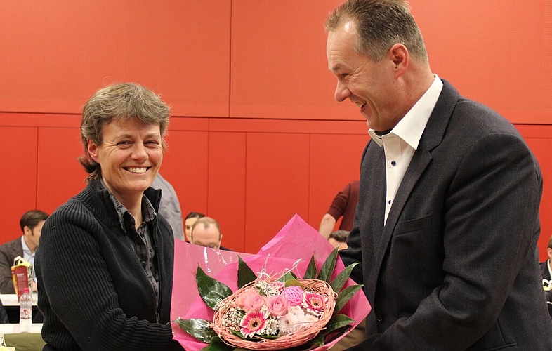 Strahlende Präsidentin: Brigitte Vogel erhält von Fraktionschef Michael Häusermann Blumen. Fotos: Alfred Gassmann