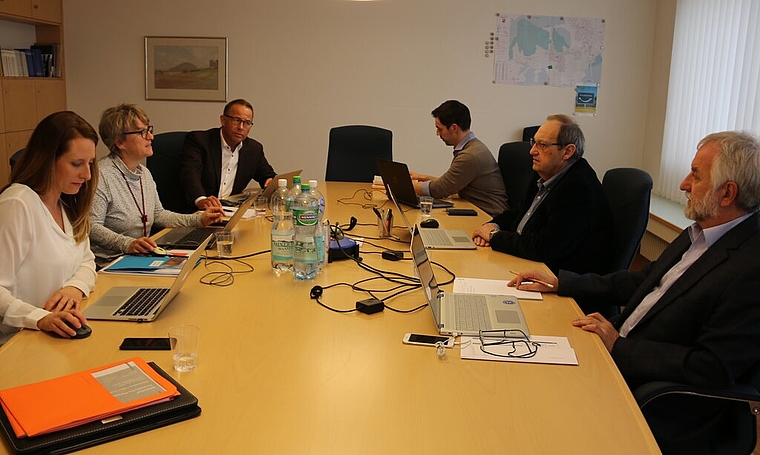 Ihre Löhne stehen zur Diskussion: Die Schafisheimer Gemeinderäte bei der Arbeit. Foto: Melanie Solloso