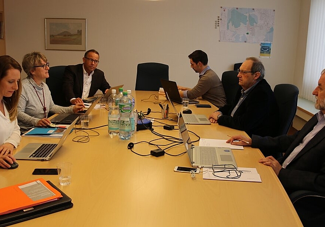 Ihre Löhne stehen zur Diskussion: Die Schafisheimer Gemeinderäte bei der Arbeit. Foto: Melanie Solloso