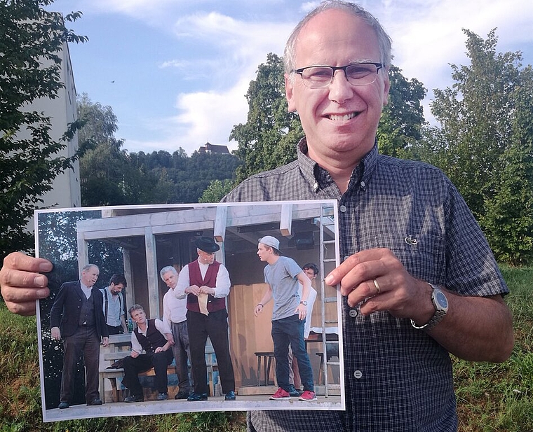 <em>Fortsetzung mit «Ueli de Pächter 2020»:</em> Markus Moser, Vereinspräsident Freilichttheater Staufberg, mit einer Foto von «Ueli de Chnächt 2016» vor dem Staufberg. Foto: Fritz Thut