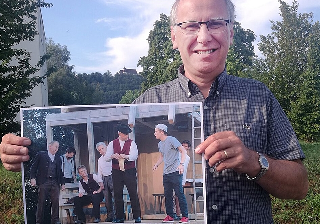 <em>Fortsetzung mit «Ueli de Pächter 2020»:</em> Markus Moser, Vereinspräsident Freilichttheater Staufberg, mit einer Foto von «Ueli de Chnächt 2016» vor dem Staufberg. Foto: Fritz Thut