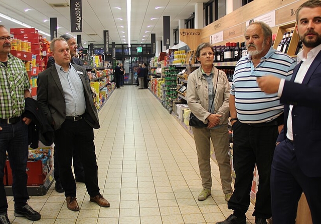 <em>Interessiert:</em> Die Unternehmer lauschen Regionalverkaufsleiter Manuel Hunkeler (r.). <em>Foto: Alfred Gassmann</em>