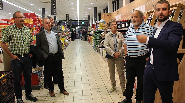<em>Interessiert:</em> Die Unternehmer lauschen Regionalverkaufsleiter Manuel Hunkeler (r.). <em>Foto: Alfred Gassmann</em>