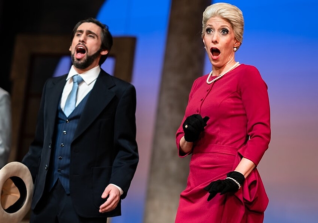 <em>Wie es sich gehört, finden sie sich am Schluss:</em> Andrea Hofstetter als verwitwete Gräfin Carlotta und Fabio de Giacomi als Graf Erminio. Foto: Andy Bolliger
