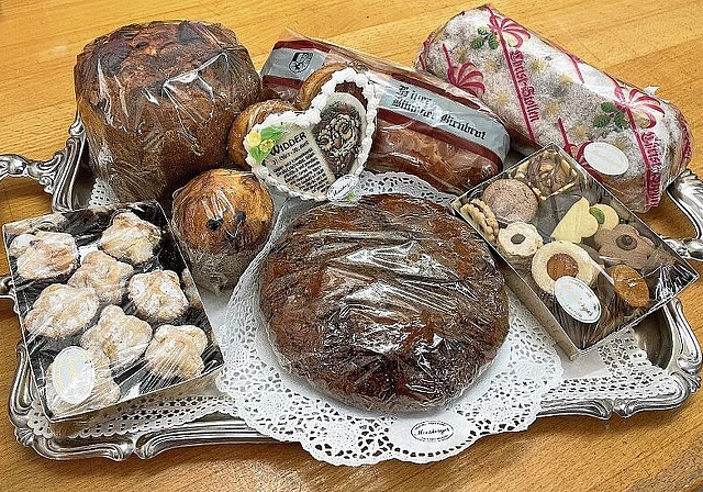 Lauter Leckereien: Die Bäckerei Moosberger in Wildegg bietet in der Adventszeit jede Menge spezieller Süssigkeiten an. Foto: Hanny Dorer