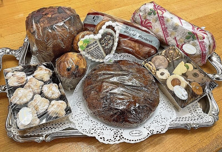 Lauter Leckereien: Die Bäckerei Moosberger in Wildegg bietet in der Adventszeit jede Menge spezieller Süssigkeiten an. Foto: Hanny Dorer