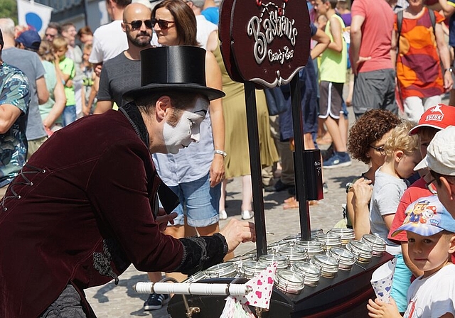 <em>Etwas Süsses für die Kleinen:</em> Pantomime Bastian war mit seinem antiken Kinderwagen und Schleckereien unterwegs – und einer der Höhepunkte des Festivals. Fotos: Ruedi Burkart
