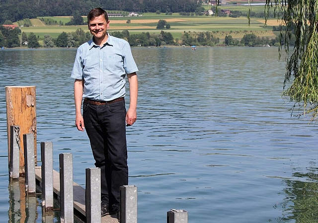 <em>Seit 20 Jahren Veranstalter des Seetaler Poesiesommers:</em> Ueli Suter geniesst die Ruhe am Hallwilersee. Foto: Graziella Jämsä