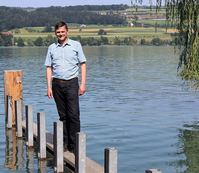 <em>Seit 20 Jahren Veranstalter des Seetaler Poesiesommers:</em> Ueli Suter geniesst die Ruhe am Hallwilersee. Foto: Graziella Jämsä