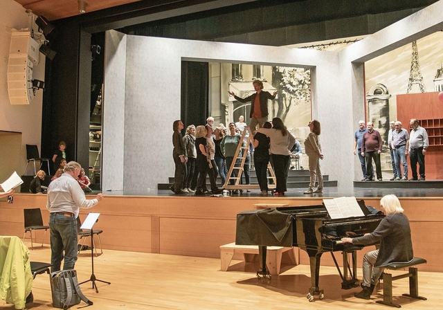 Anweisungen kommen im Moment noch aus dem Saal: Simon Burkhalter (Regisseur), Bruno Leuscher (musikalische Leitung) und Beata Wetli (Begleitung am Flügel).Foto: Peter Winkelmann 