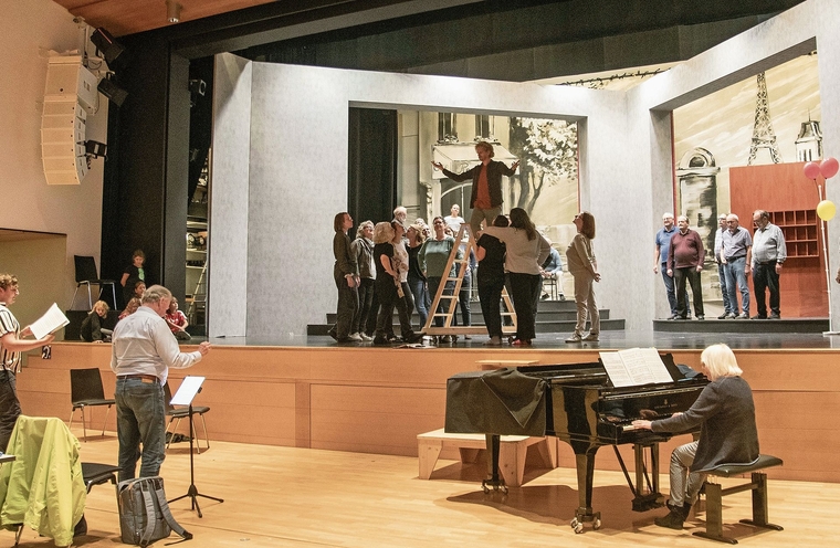 Anweisungen kommen im Moment noch aus dem Saal: Simon Burkhalter (Regisseur), Bruno Leuscher (musikalische Leitung) und Beata Wetli (Begleitung am Flügel).Foto: Peter Winkelmann 