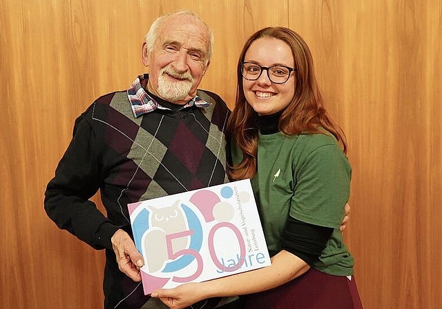 Die Autoren präsentieren die Chronik: Peter Karlen und Sarah Locher. Foto: zvg