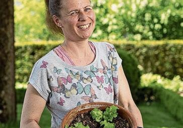 Arbeitet auf Schloss Wildegg: Gärtnerin Melissa Gögele.Foto: MA/Pascal Meier