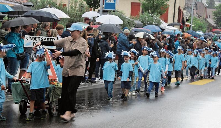 Den Kindern fiel das Wetter gar nicht auf. Sie erfreuten sich an ihren Kostümen. Foto:  Alexander Studer