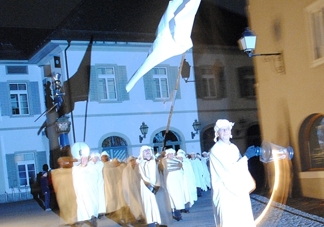 <em>Zum 554. Mal: </em>Joggeliumzug der Lenzburger Schützen in der Altstadt. Foto: mcb