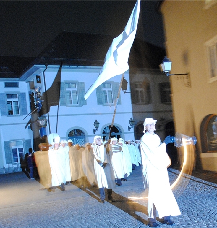 <em>Zum 554. Mal: </em>Joggeliumzug der Lenzburger Schützen in der Altstadt. Foto: mcb