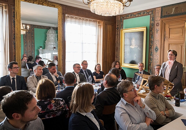 <em>Launige Rede vor dicht gedrängten Reihen:</em> Marianne Wildi, Vorsitzende der Geschäftsleitung der Hypothekarbank Lenzburg, an der Chlausmarktzusammenkunft der Gemeindeammänner und -schreiber im Burghaldenhaus. Foto: Alex Spichale