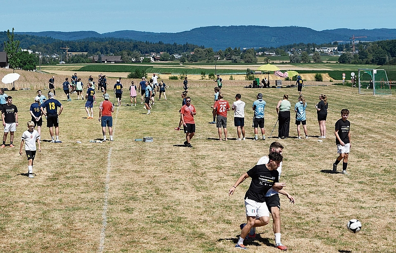 Verschiedene Fussballmannschaften spielten gleichzeitig auf dem Rasen, beobachtet von Zuschauerinnen und Zuschauern.Foto: Andreas Walker Verschiedene Fussballmannschaften spielten gleichzeitig auf dem Rasen, beobachtet von Zuschauerinnen und Zuschauern.Foto: Andreas Walker