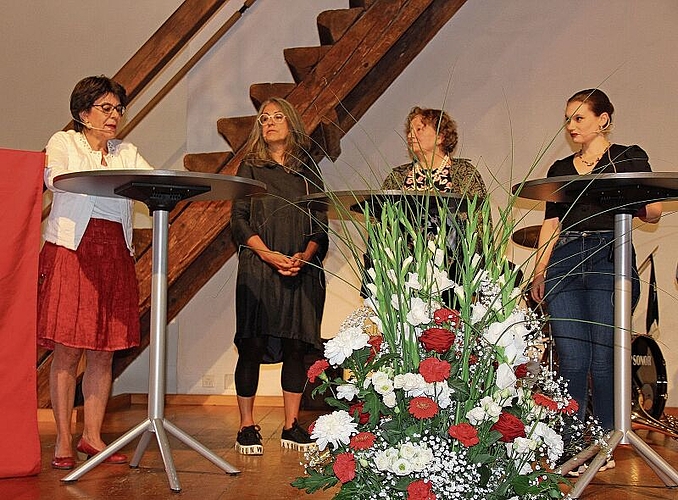 Frauenrunde: Moderatorin Ruth Steiner, Kathrin Scholl, alt Stadträtin, Marianne Tribaldos, alt Einwohnerrätin, und Anna Staub, Vorstandsmitglied der Jungfreisinnigen Aargau. Foto: Alfred Gassmann 
