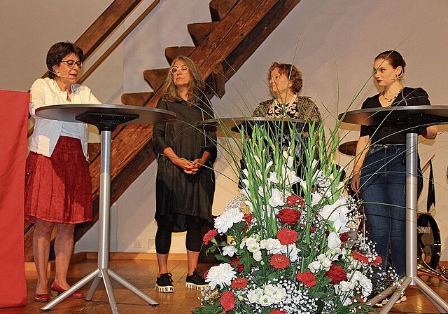 Frauenrunde: Moderatorin Ruth Steiner, Kathrin Scholl, alt Stadträtin, Marianne Tribaldos, alt Einwohnerrätin, und Anna Staub, Vorstandsmitglied der Jungfreisinnigen Aargau. Foto: Alfred Gassmann 
