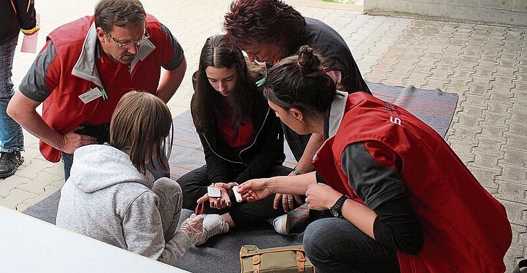 Wichtige Wundbehandlung: Ein Posten der regionalen Samariter-Feldübung in Fahrwangen. Foto: Alexander Studer