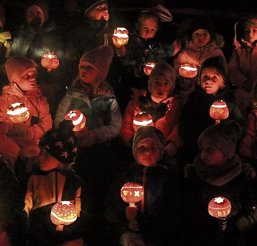 Beinahe mystisch: Die hellen Laternen erleuchteten die dunkle Nacht.Foto: Romi Schmid