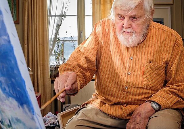 Immer noch sehr aktiv: Der Reinacher Kunstmaler Kurt Hediger in seinem Atelier beim Malen. Foto: Peter Siegrist