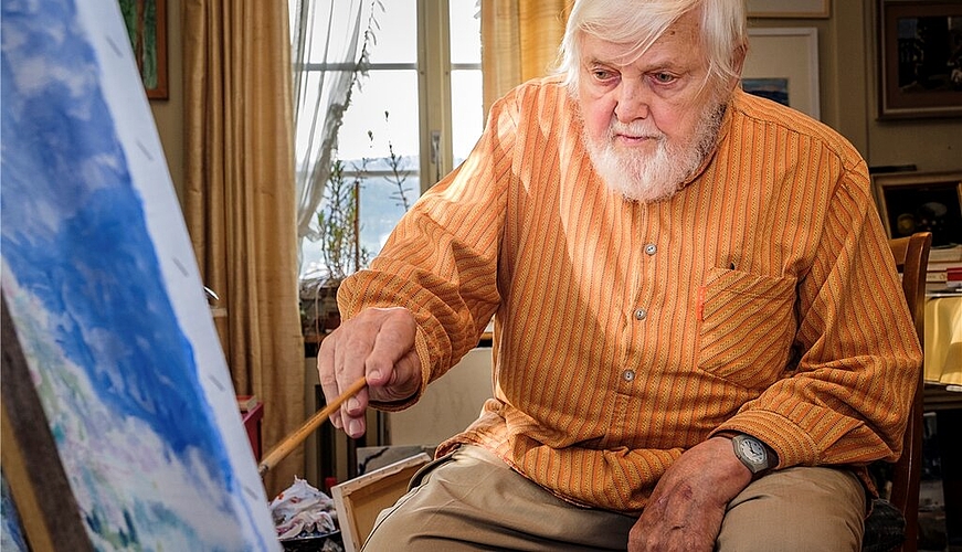 Immer noch sehr aktiv: Der Reinacher Kunstmaler Kurt Hediger in seinem Atelier beim Malen. Foto: Peter Siegrist Immer noch sehr aktiv: Der Reinacher Kunstmaler Kurt Hediger in seinem Atelier beim Malen. Foto: Peter Siegrist