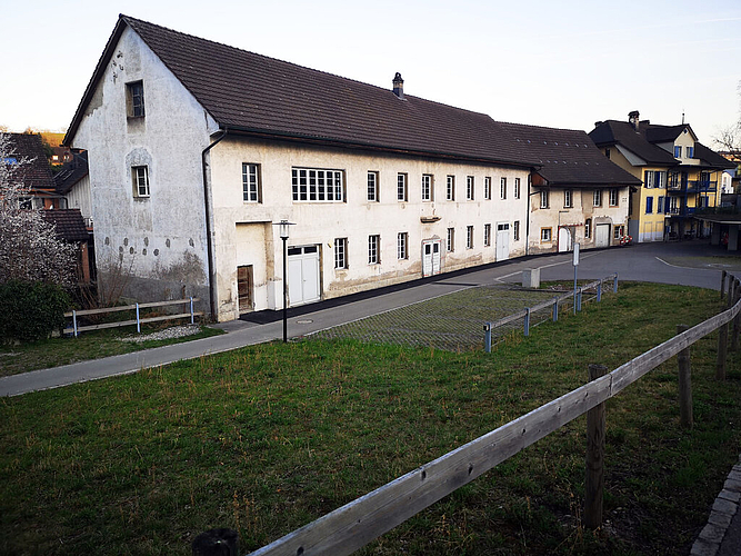 Klappt die Umnutzung für die Schule im dritten Anlauf? Das früher industriell genutzte Bleiche-Gebäude am Aabach. Foto: Fritz Thut Klappt die Umnutzung für die Schule im dritten Anlauf? Das früher industriell genutzte Bleiche-Gebäude am Aabach. Foto: Fritz Thut
