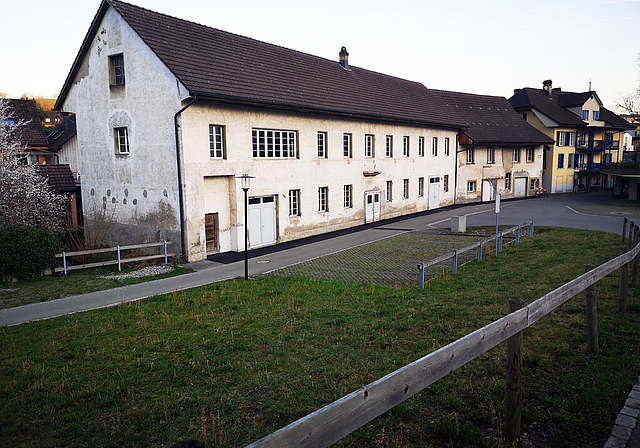 Klappt die Umnutzung für die Schule im dritten Anlauf? Das früher industriell genutzte Bleiche-Gebäude am Aabach. Foto: Fritz Thut