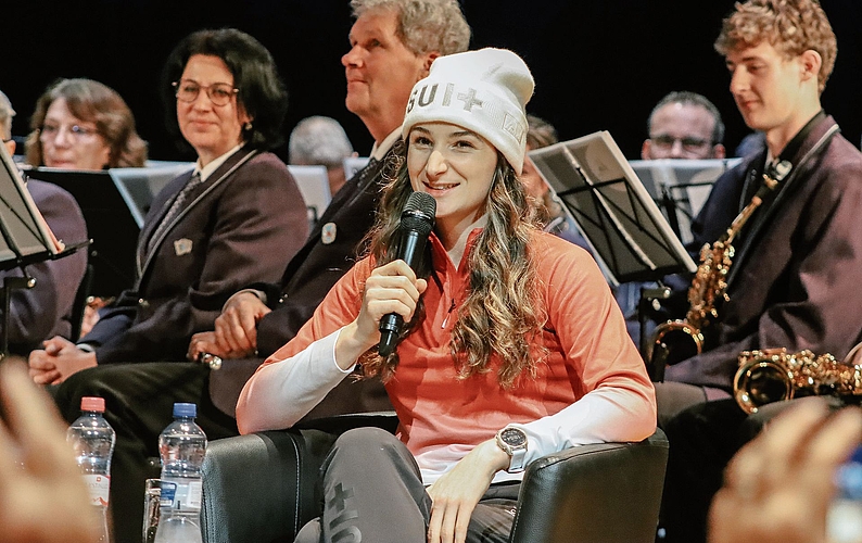 Ramona Härdi erzählt beim Empfang in Möriken über ihre Olympiagefühle und Erfahrungen in Milano Cortina.Foto: Romi Schmid Ramona Härdi erzählt beim Empfang in Möriken über ihre Olympiagefühle und Erfahrungen in Milano Cortina.Foto: Romi Schmid